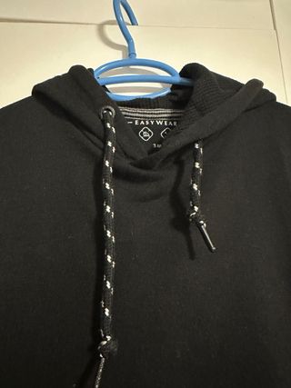 Sudadera negra básica con capucha