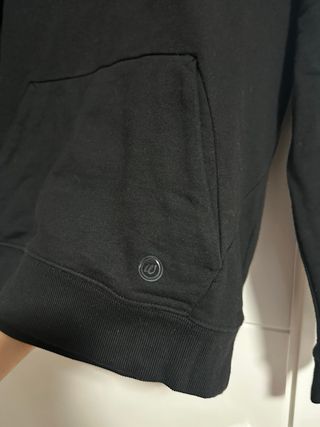 Sudadera negra básica con capucha