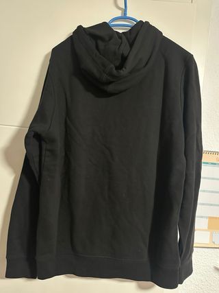 Sudadera negra básica con capucha