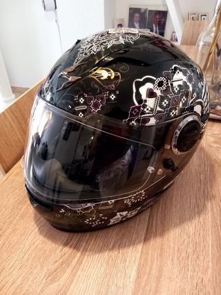 Casco de moto negro con diseño