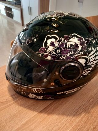 Casco de moto negro con diseño