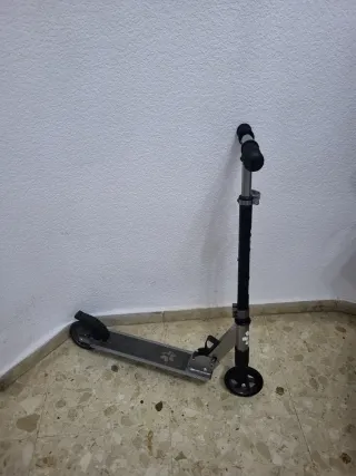 Patinete plegable plateado y negro