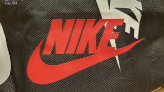 RIÑONERA NIKE NEGRA Y BLANCA
