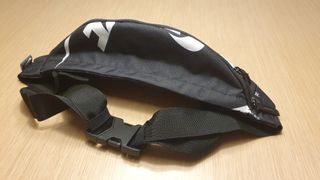 RIÑONERA NIKE NEGRA Y BLANCA