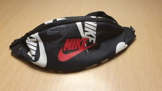 RIÑONERA NIKE NEGRA Y BLANCA