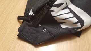 RIÑONERA NIKE NEGRA Y BLANCA