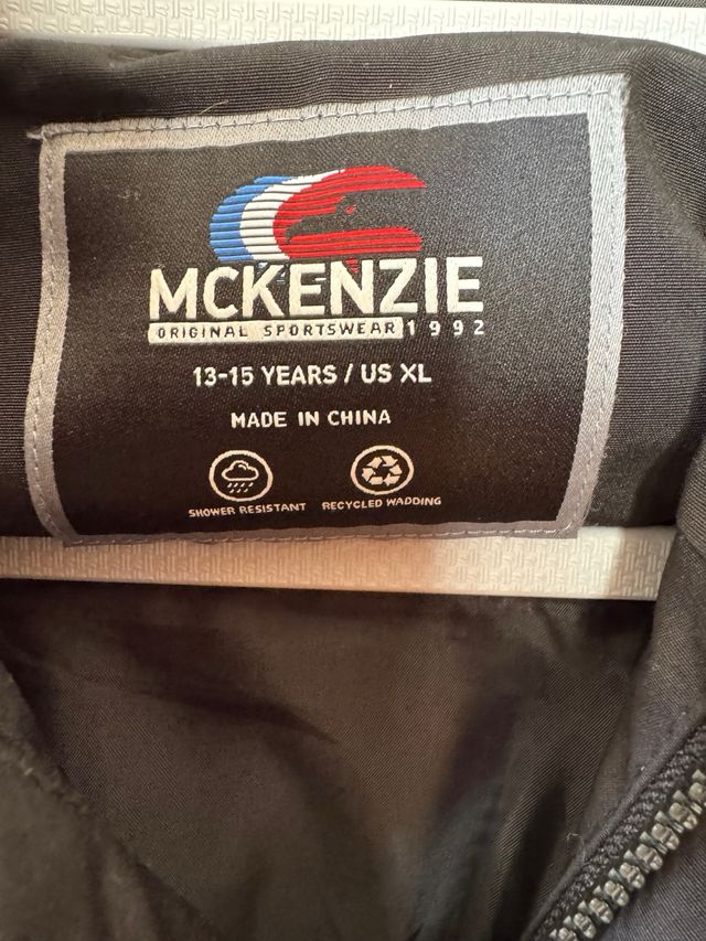 Chaqueta McKenzie Negra con Capucha