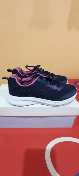 Zapatillas deportivas negras y rosas