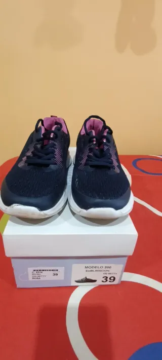 Zapatillas deportivas negras y rosas