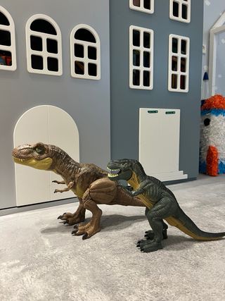 Dos muñecos dinosaurios con sonido Jurassic Park 