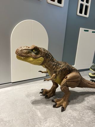 Dos muñecos dinosaurios con sonido Jurassic Park 
