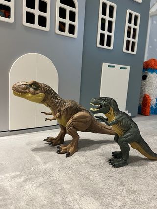Dos muñecos dinosaurios con sonido Jurassic Park 