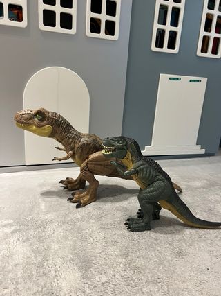 Dos muñecos dinosaurios con sonido Jurassic Park 