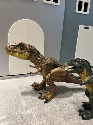 Dos muñecos dinosaurios con sonido Jurassic Park 