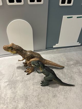Dos muñecos dinosaurios con sonido Jurassic Park 