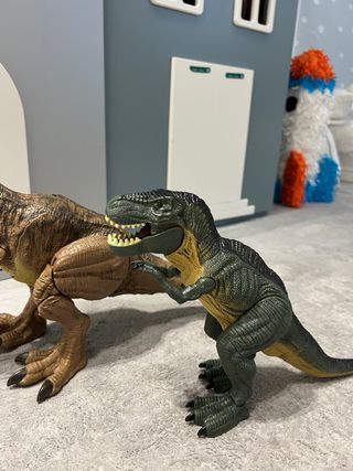 Dos muñecos dinosaurios con sonido Jurassic Park 