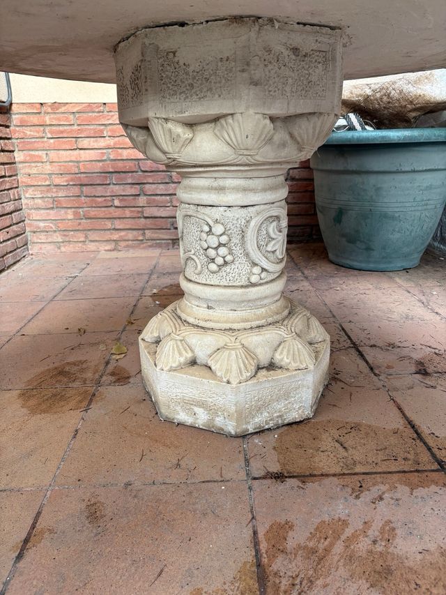 Mesa redonda exterior piedra maciza