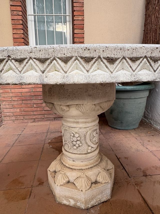 Mesa redonda exterior piedra maciza