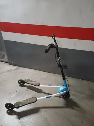 Patinete 3 ruedas azul y blanco