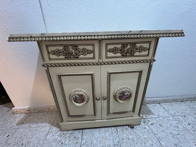 Mueble de entrada antiguo con mármol