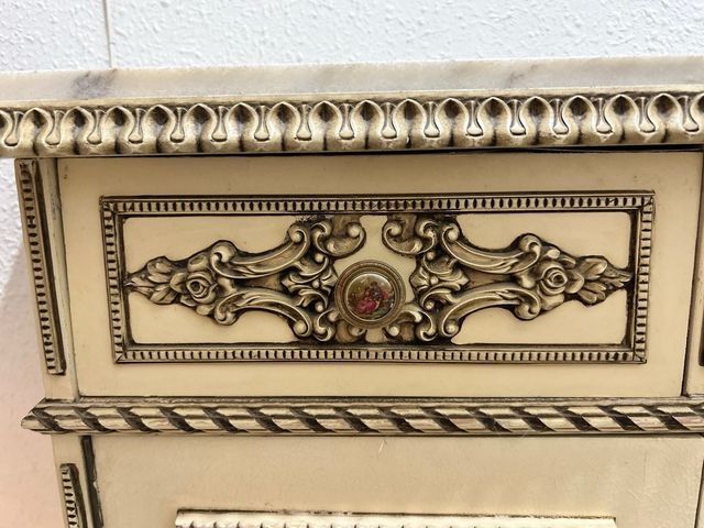 Mueble de entrada antiguo con mármol