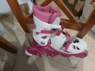 Patines en línea rosas y blancos