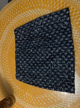 Falda azul con lentejuelas plateadas