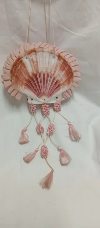 Concha de Santiago decorada con flecos y borlas