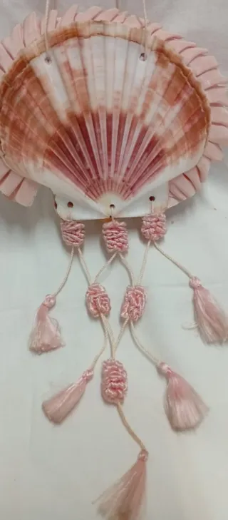 Concha de Santiago decorada con flecos y borlas