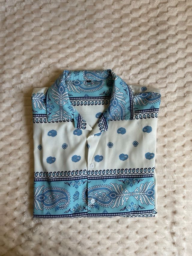 Camisa manga corta estampada azul y blanca