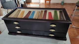 Mueble abaniquero con 25 abanicos nuevos y usados