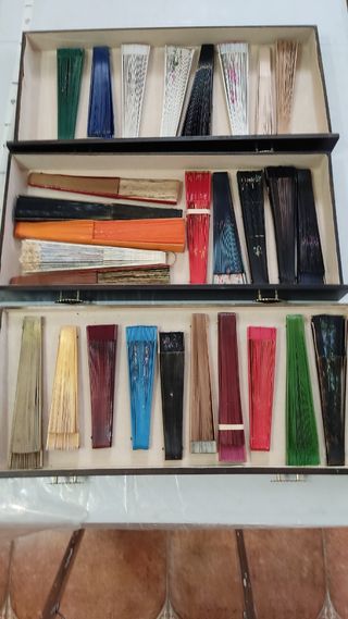 Mueble abaniquero con 25 abanicos nuevos y usados