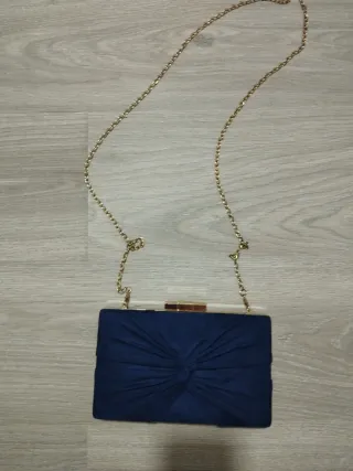Bolso de fiesta azul con cadena dorada
