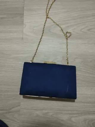 Bolso de fiesta azul con cadena dorada
