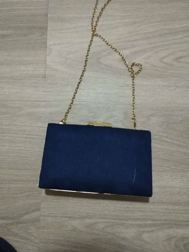 Bolso de fiesta azul con cadena dorada