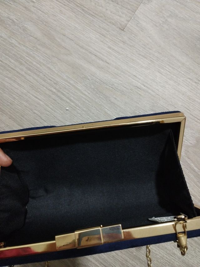 Bolso de fiesta azul con cadena dorada