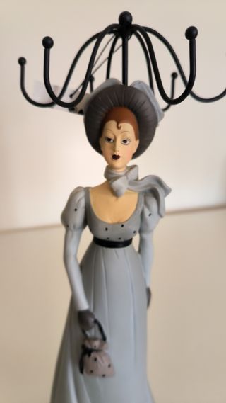 Colgador de joyas con figura de época a estrenar 