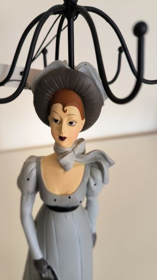 Colgador de joyas con figura de época a estrenar 