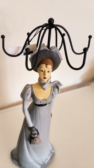 Colgador de joyas con figura de época a estrenar 