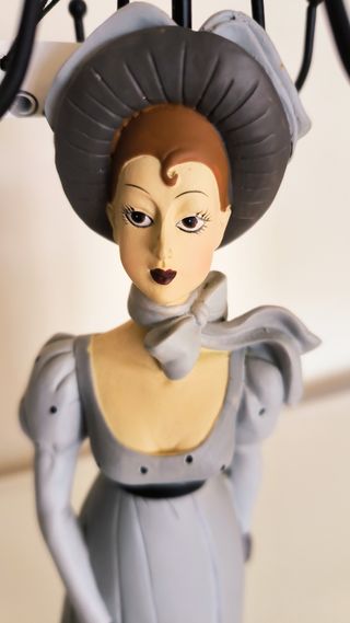 Colgador de joyas con figura de época a estrenar 
