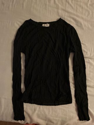 Camiseta manga larga negra.