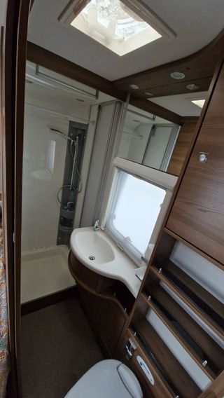 Caravana Dethleffs Nomad 730 FKR de doble eje