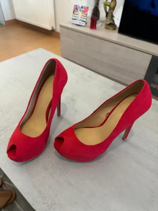 Zapatos de tacón rojos