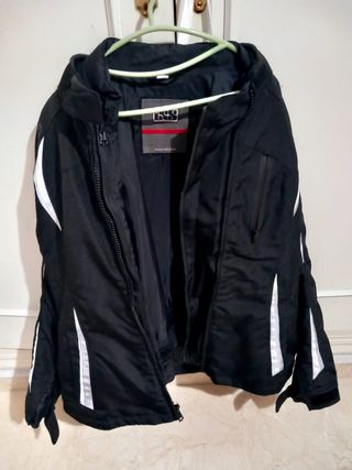 Chaqueta de moto negra con detalles