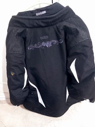 Chaqueta de moto negra con detalles