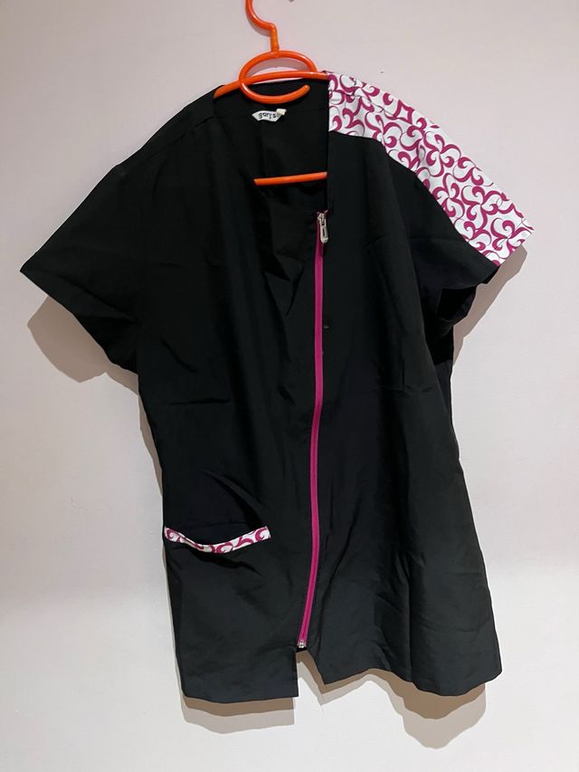Uniforme mujer negro y rosa