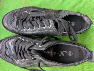 Zapatos negros T38 mujer y T39 niño (futbol)