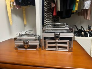 Joyeros de plástico negro y plateado