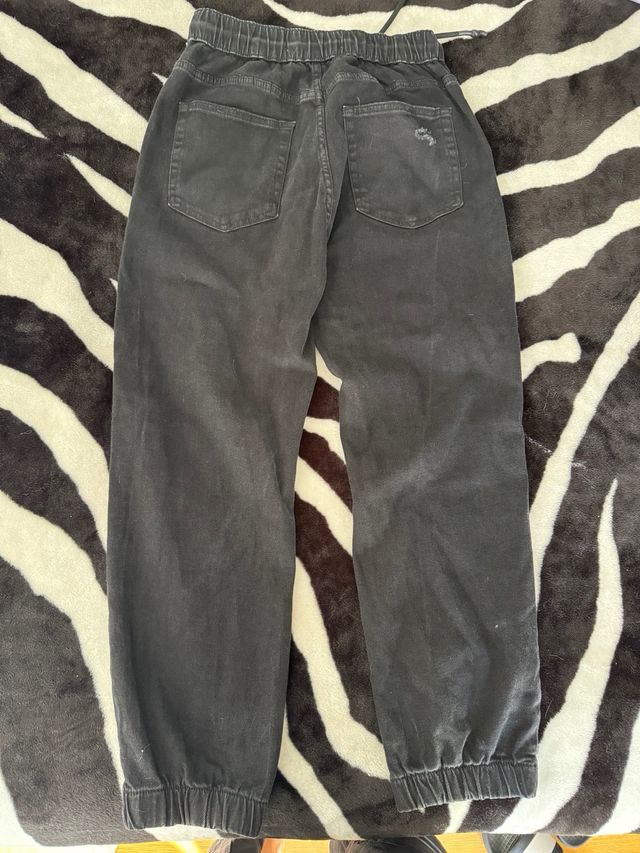 Pantalones negros rotos