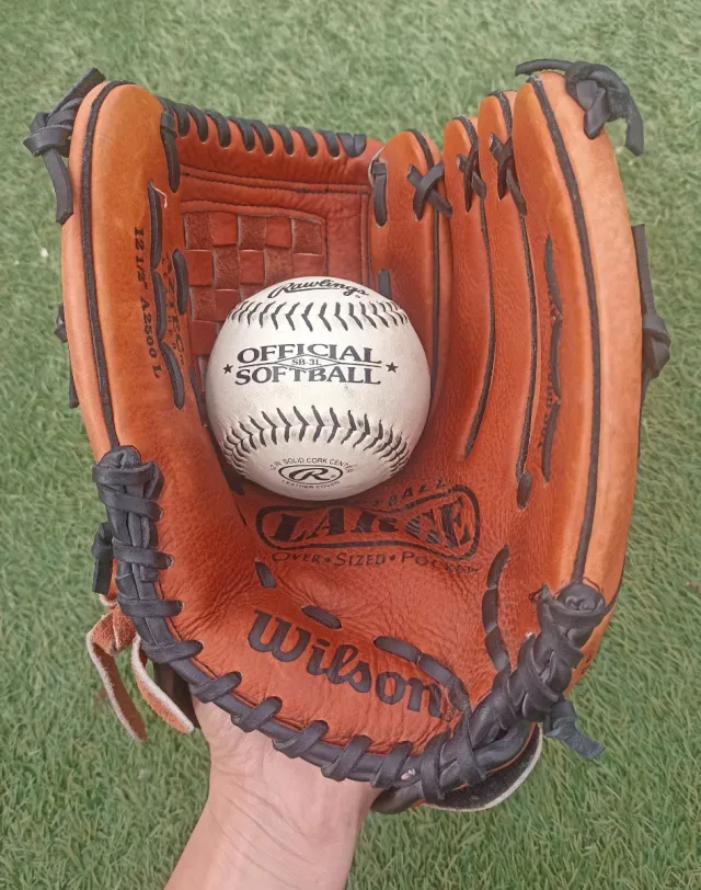 Guante Béisbol/Softball Wilson con pelota Rawlings